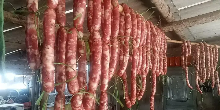 Cách Làm Lạp Sườn Lạng Sơn Chuẩn Vị: Bí Quyết Từ Nguyên Liệu Đến Thành Phẩm