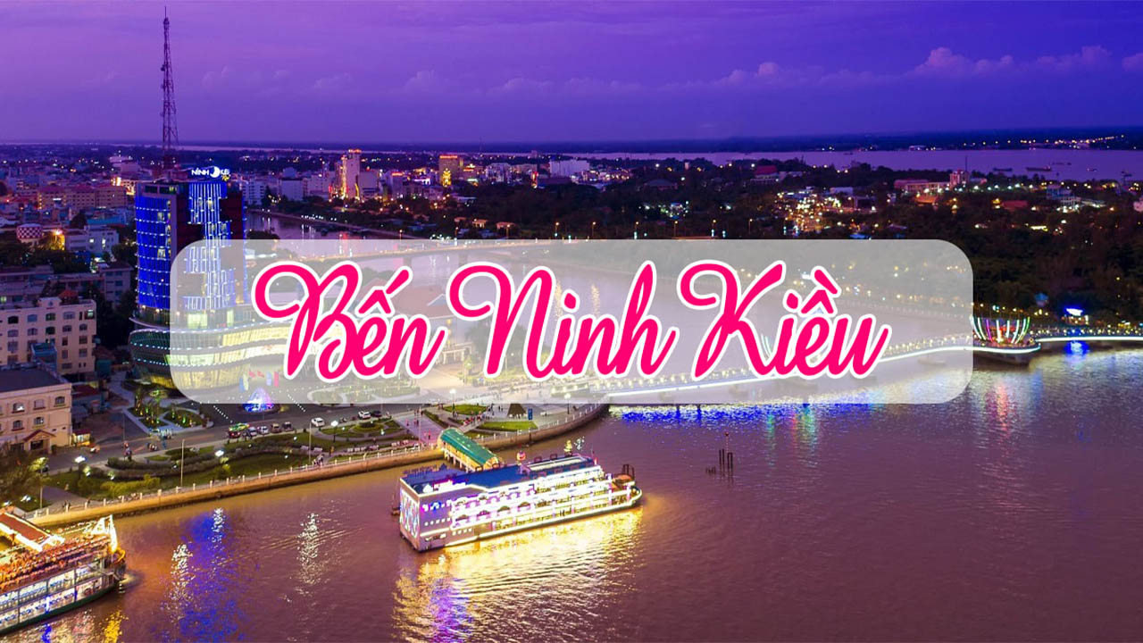 Du khách tham quan bến Ninh Kiều Cần Thơ sông nước miền Tây
