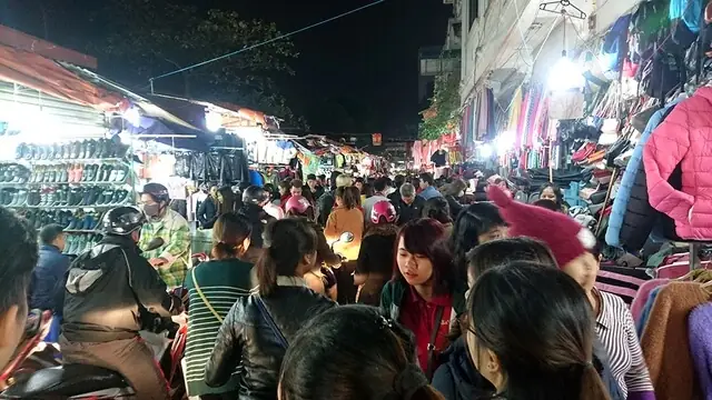 Chợ Sinh Viên Hà Nội Nổi Tiếng Nhất Mua Sắm Giá Rẻ
