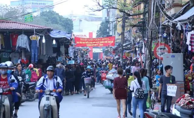 Chợ Sinh Viên Hà Nội Nổi Tiếng Nhất Mua Sắm Giá Rẻ