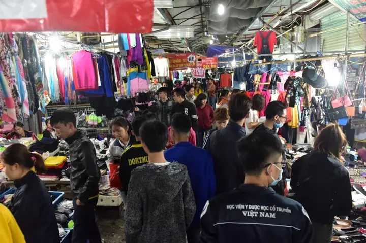 Chợ Sinh Viên Hà Nội Nổi Tiếng Nhất Mua Sắm Giá Rẻ