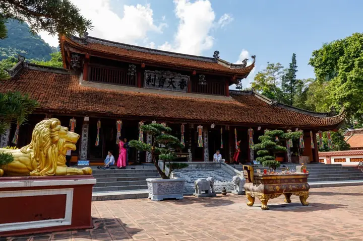 Chùa Hương: Vị Trí, Khoảng Cách Từ Hà Nội Và Hướng Dẫn Trải Nghiệm Chi Tiết