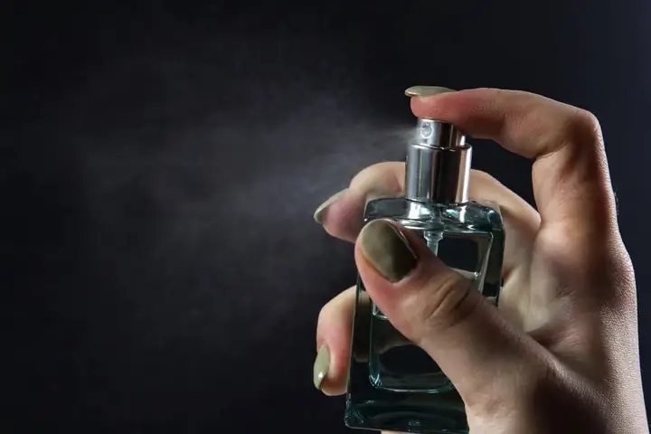 Mang Nước Hoa Lên Máy Bay: Quy Định Đầy Đủ Cho Hành Khách Mang Nước Hoa Lên Máy Bay: Quy Định Đầy Đủ Cho Hành Khách