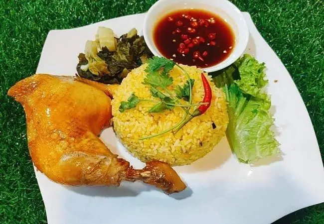 Cơm Gà Xối Mỡ Đà Lạt: Khám Phá 7 Quán Ngon Không Thể Bỏ Lỡ