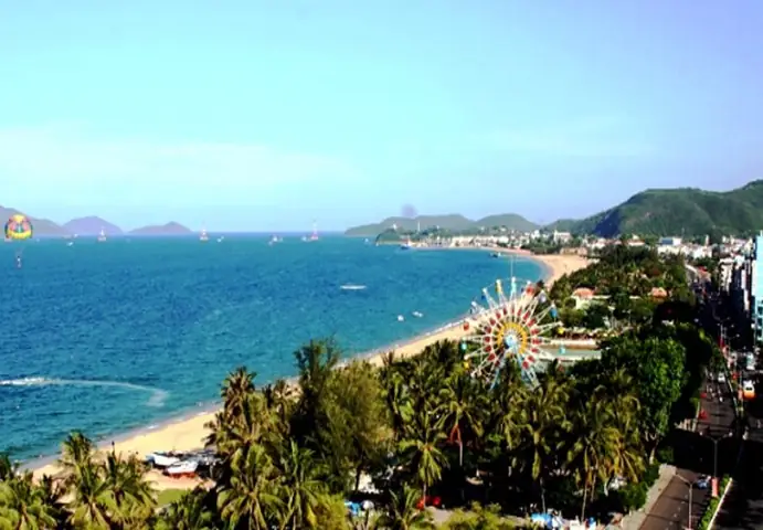 Công Viên Nước Phù Đổng Nha Trang: Hướng Dẫn Trải Nghiệm Toàn Diện Cho Du Khách Du khách vui chơi tại công viên nước Phù Đổng Nha Trang ngày hè sôi động