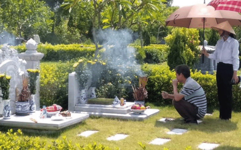 cúng 49 ngày có phải ra mộ không