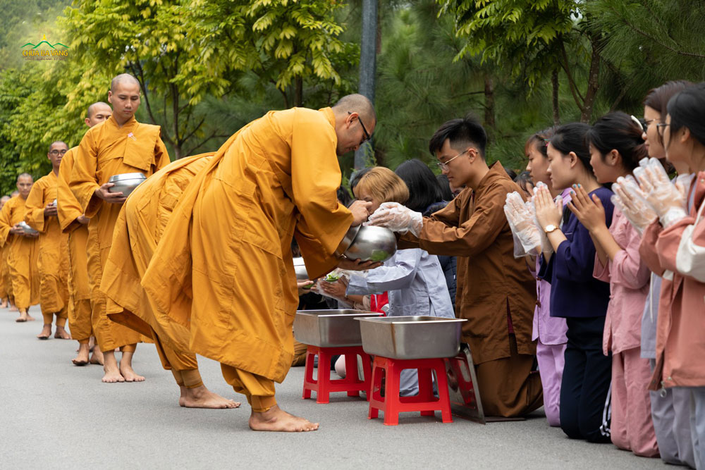 cúng dường chùa ba vàng - Hình 2