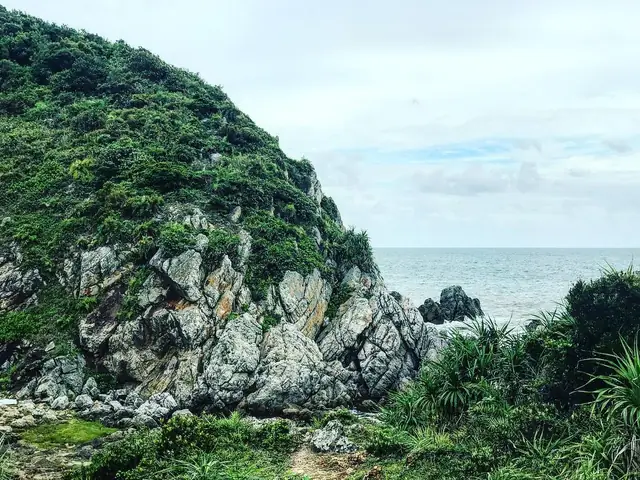 Du Lịch Vân Đồn Quảng Ninh: Cẩm Nang Khám Phá Vùng Đất Mỏ Và Biển Xanh
