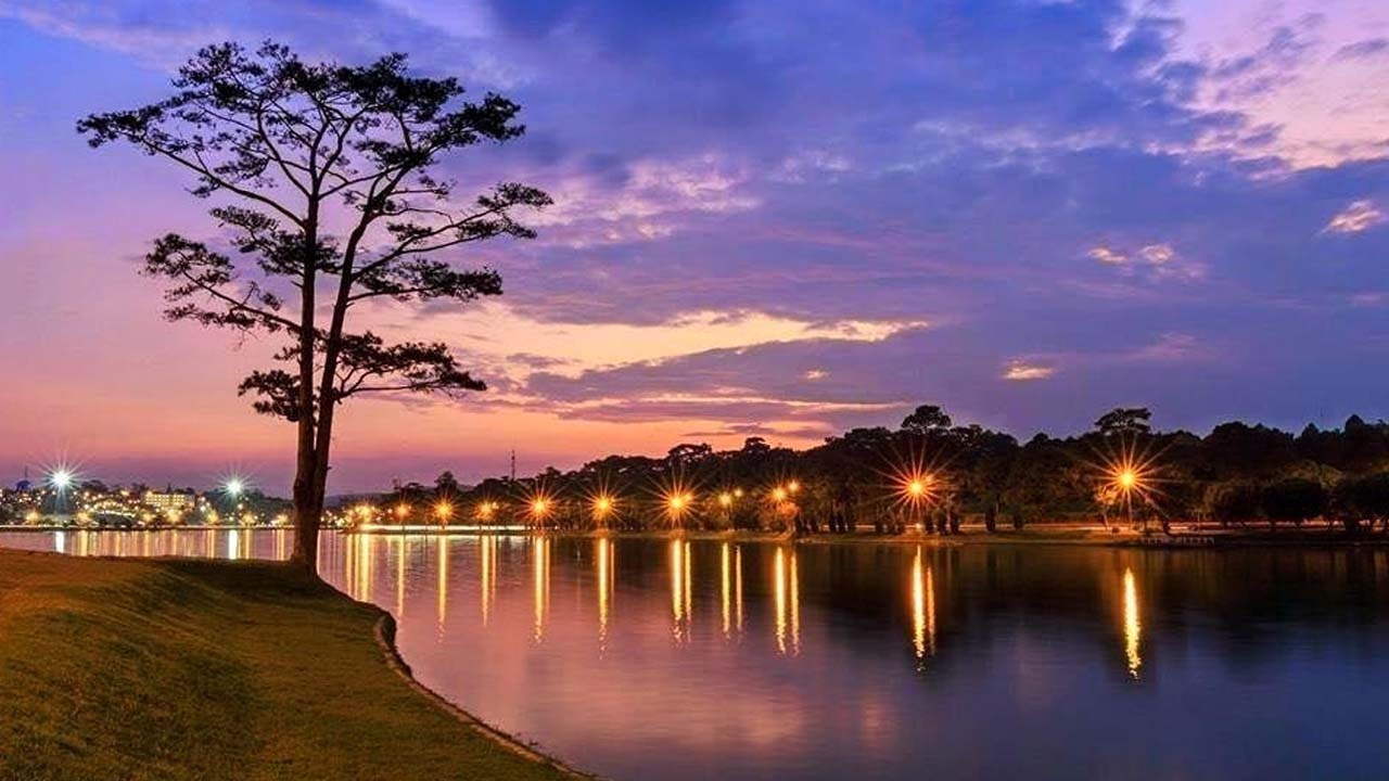 Hình ảnh Đà Lạt về đêm với hồ Xuân Hương lung linh ánh sáng
