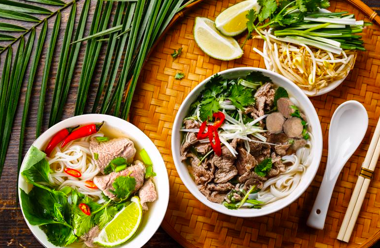 Du khách thưởng thức món bò đặc sản tại phố bò Hà Nội
