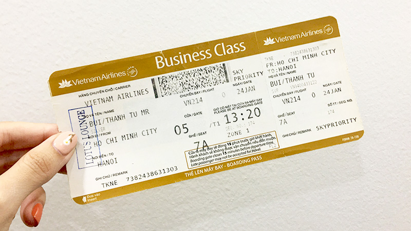 Đội bay Vietnam Airlines màu xanh vàng đặc trưng tại sân bay