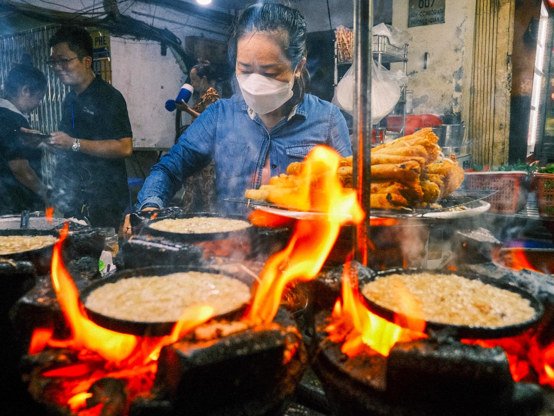 ho chi minh city street food - Hình 2