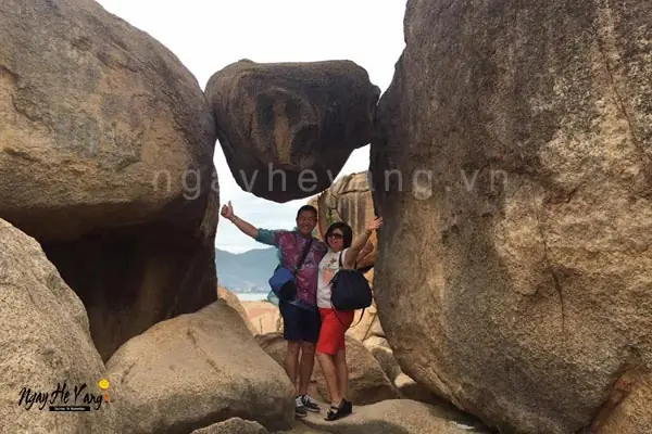 Hòn Chồng Nha Trang Là Gì? Từ Truyền Thuyết Đến Điểm Tham Quan Thực Tế