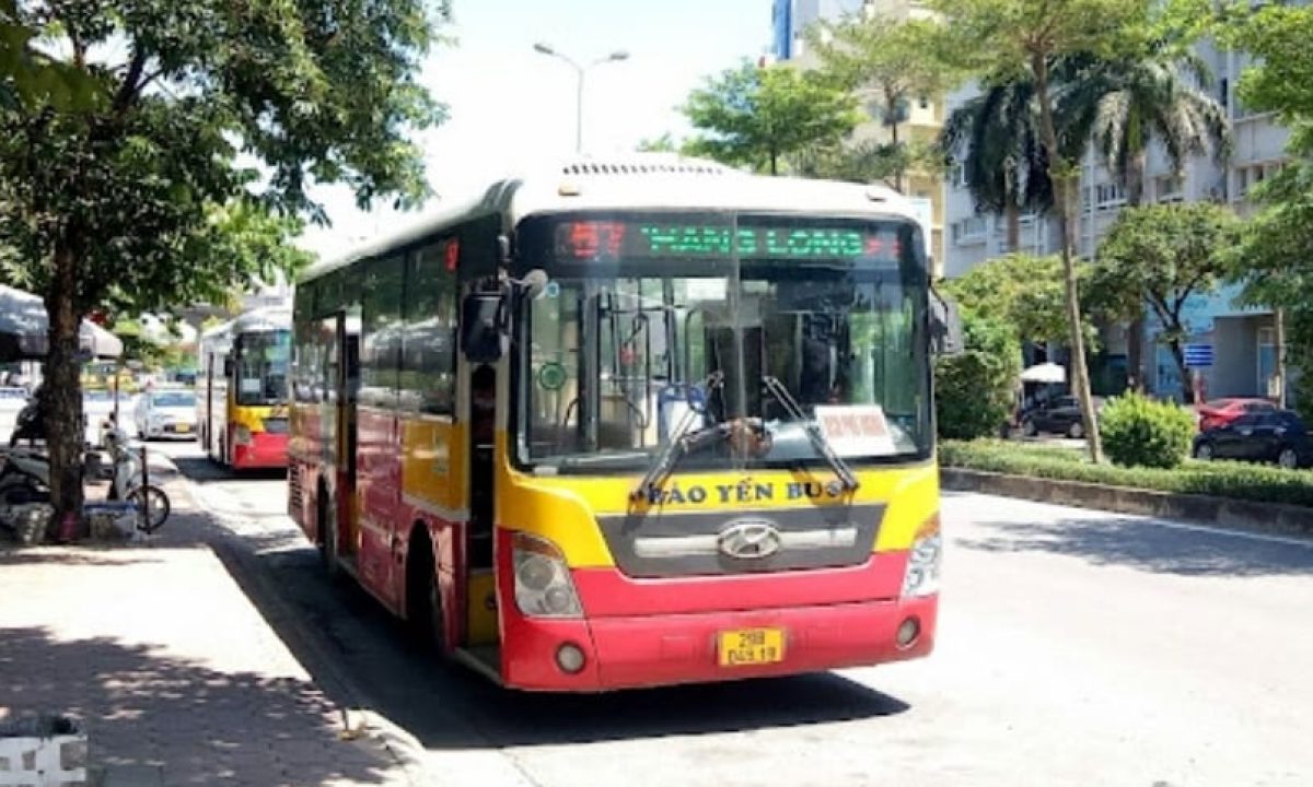 Hành khách chờ xe bus 57 Hà Nội tại trạm xe buýt