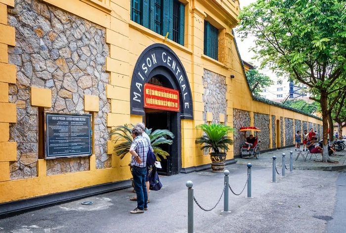 nhà tù hỏa lò mới ở đâu - Hình 2