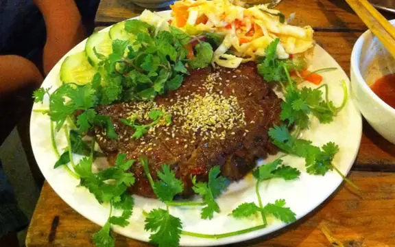 Review Quán Lá - Nhậu Bình Dân Đà Nẵng: Trải Nghiệm Thực Tế & Đánh Giá Chi Tiết