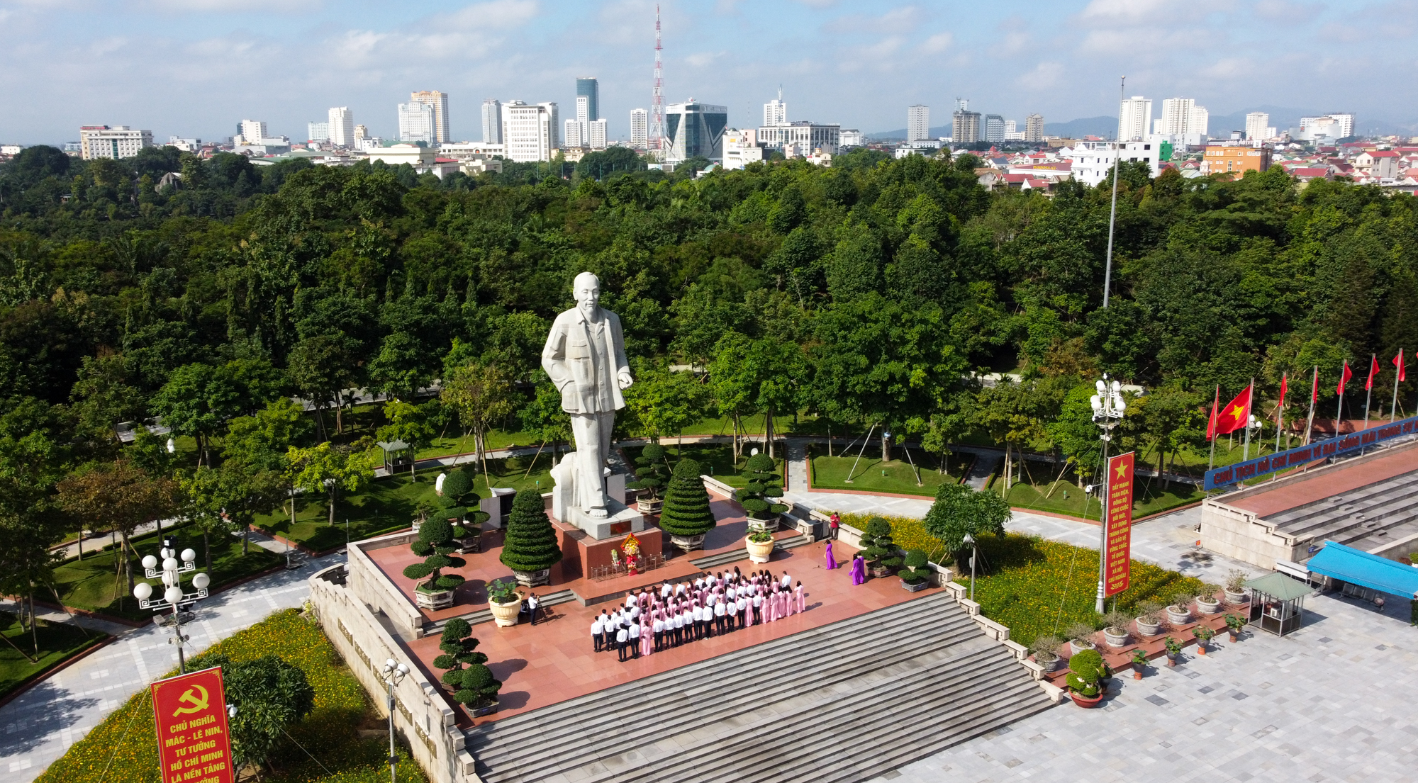 quảng trường hồ chí minh nghệ an - Hình 2