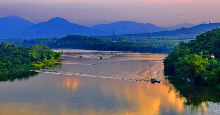 sông hương ở ngoại vi thành phố huế