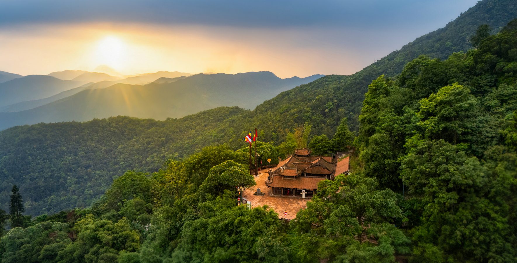 Khung cảnh núi Yên Tử Quảng Ninh trong điều kiện thời tiết đẹp