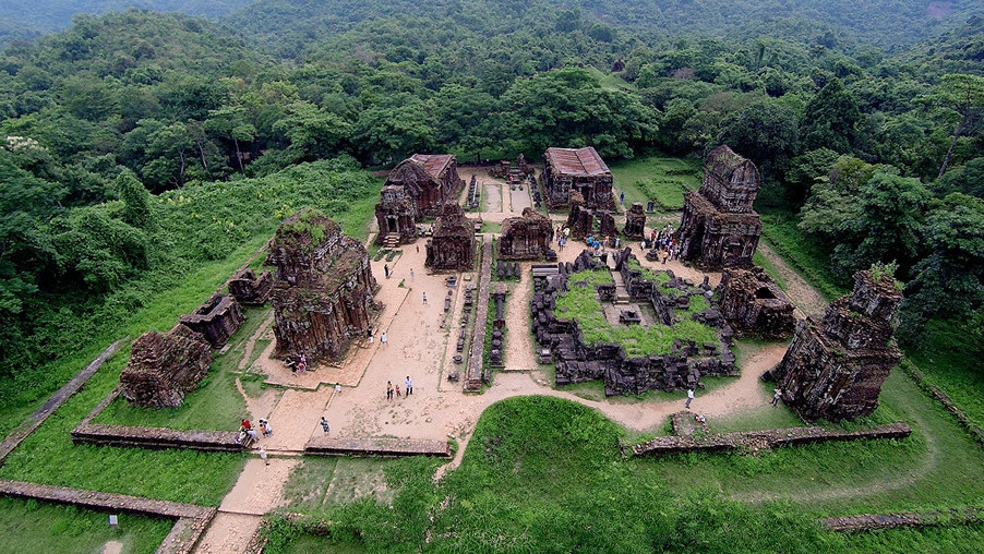 Du khách tham quan toàn cảnh thánh địa Mỹ Sơn tại tỉnh Quảng Nam.