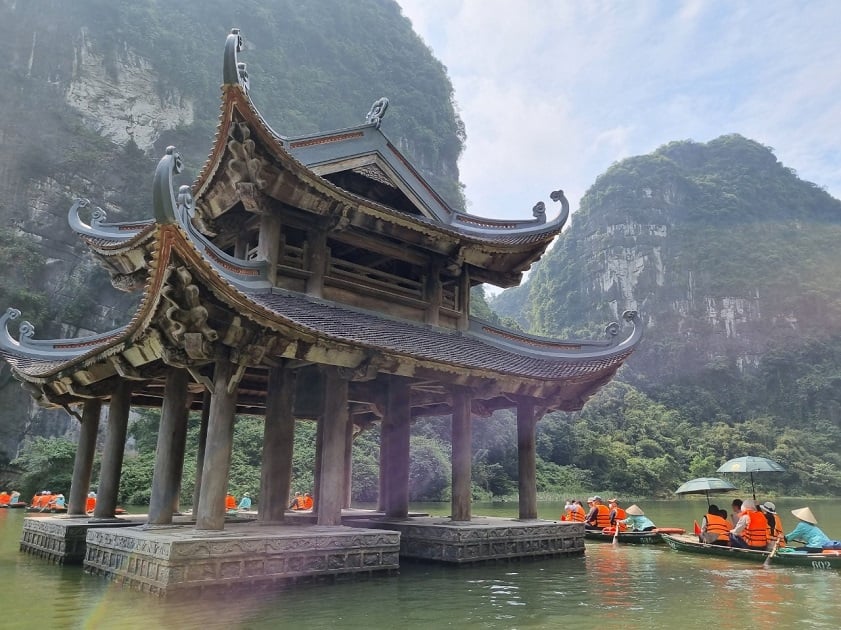 trang an boat tour ninh binh - Hình 2