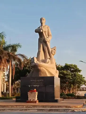 Tượng Đài Mẹ Suốt Quảng Bình: Di Tích Lịch Sử Hào Hùng Bên Dòng Sông Nhật Lệ
