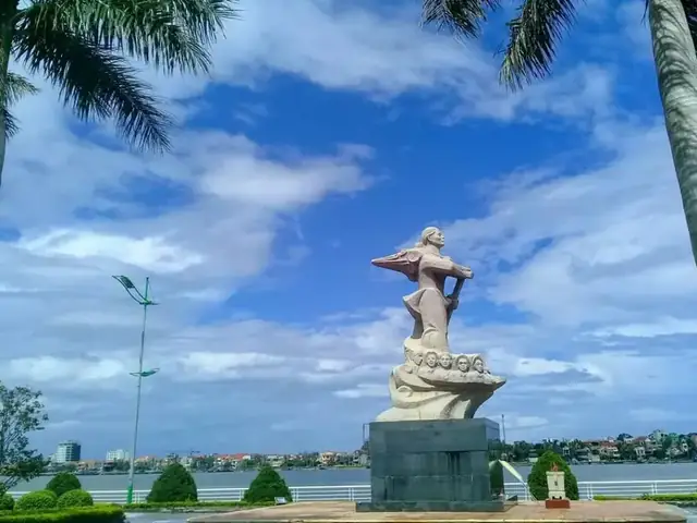 Tượng Đài Mẹ Suốt Quảng Bình: Di Tích Lịch Sử Hào Hùng Bên Dòng Sông Nhật Lệ