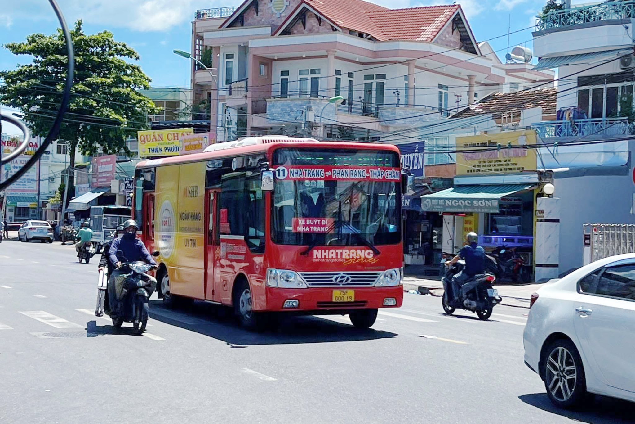 Hình ảnh xe buýt Quyết Thắng di chuyển giữa Nha Trang và Tuy Hòa phục vụ hành khách