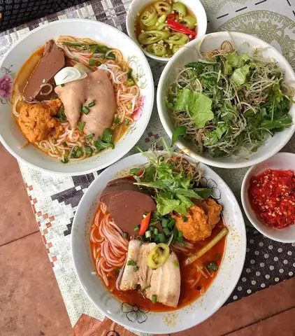 Bún Bò Cơm Nguội Huế: Cẩm Nang Thưởng Thức Món Ăn Đặc Trưng Cố Đô