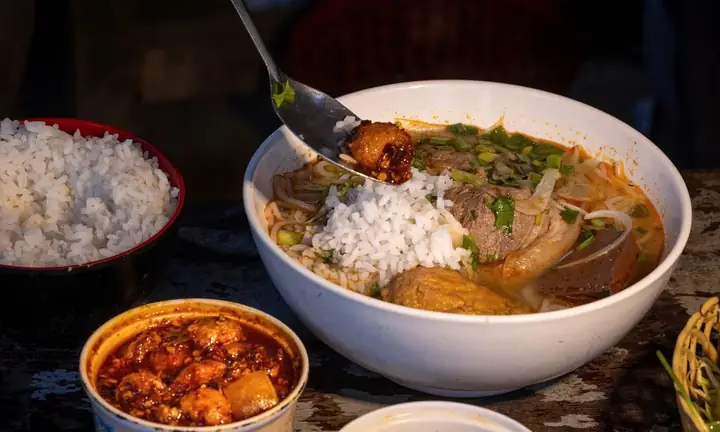 Bún Bò Cơm Nguội Huế: Cẩm Nang Thưởng Thức Món Ăn Đặc Trưng Cố Đô Bún Bò Cơm Nguội Huế: Cẩm Nang Thưởng Thức Món Ăn Đặc Trưng Cố Đô