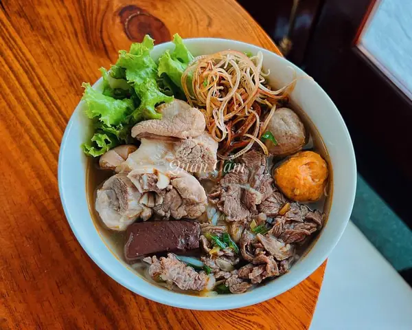 Bún Bò Cơm Nguội Huế: Cẩm Nang Thưởng Thức Món Ăn Đặc Trưng Cố Đô Bún Bò Cơm Nguội Huế: Cẩm Nang Thưởng Thức Món Ăn Đặc Trưng Cố Đô