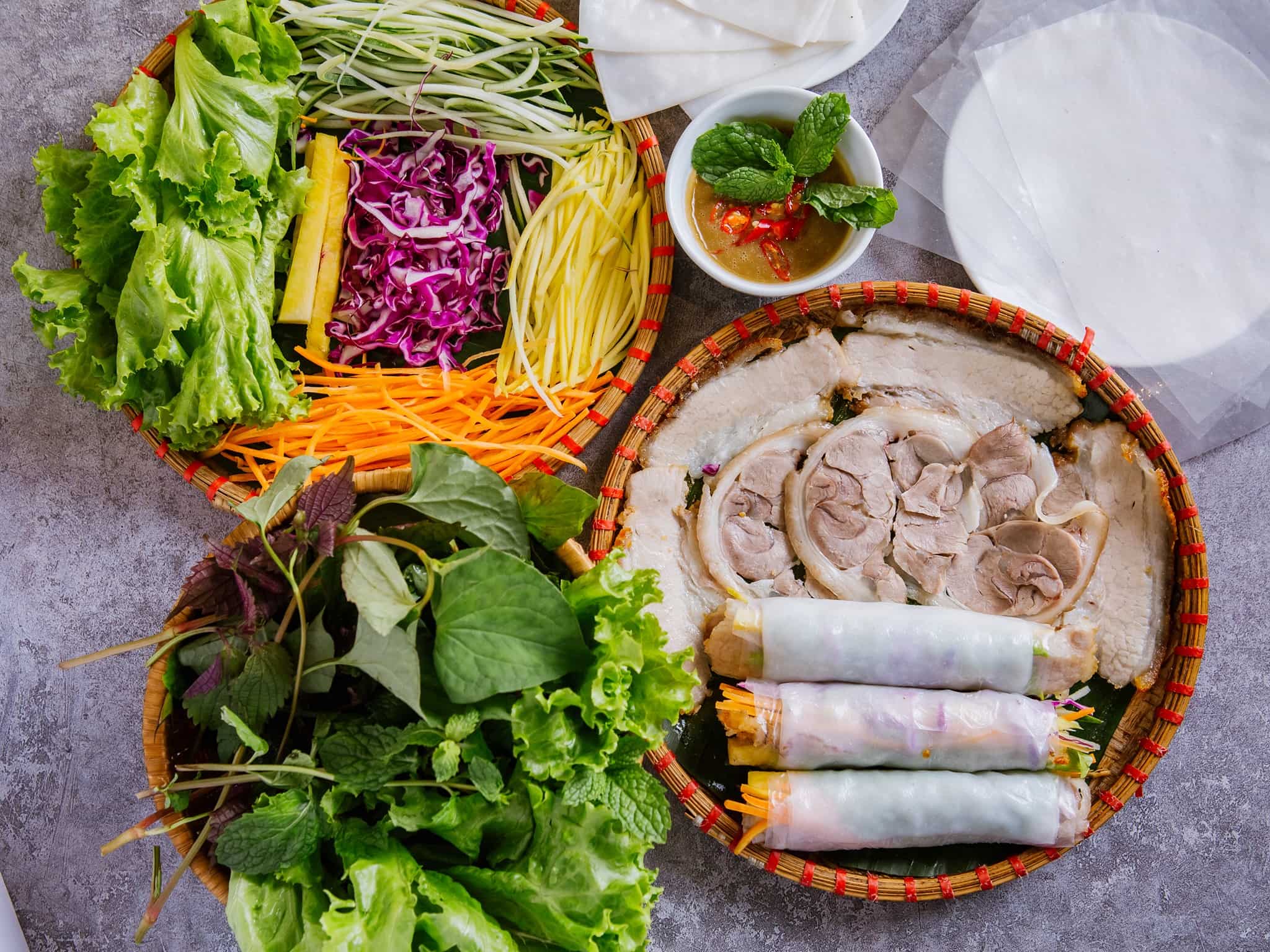 bánh tráng cuốn thịt heo quay - Hình 3