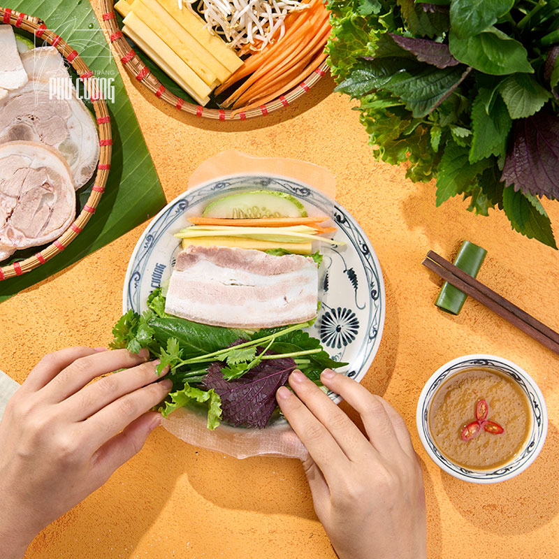 bánh tráng cuốn thịt heo quay - Hình 4