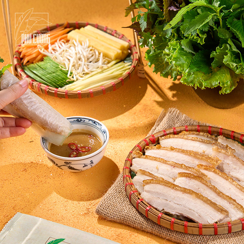 bánh tráng cuốn thịt heo quay