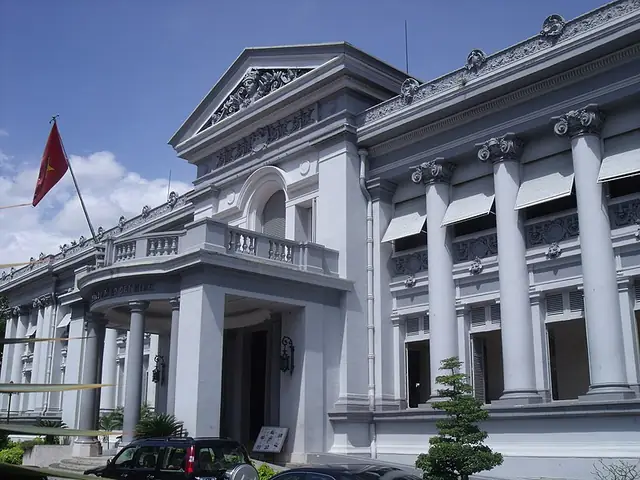 Bảo Tàng Hồ Chí Minh Quận 1: Đánh Giá Toàn Diện Về Kiến Trúc, Triển Lãm & Kinh Nghiệm Tham Quan