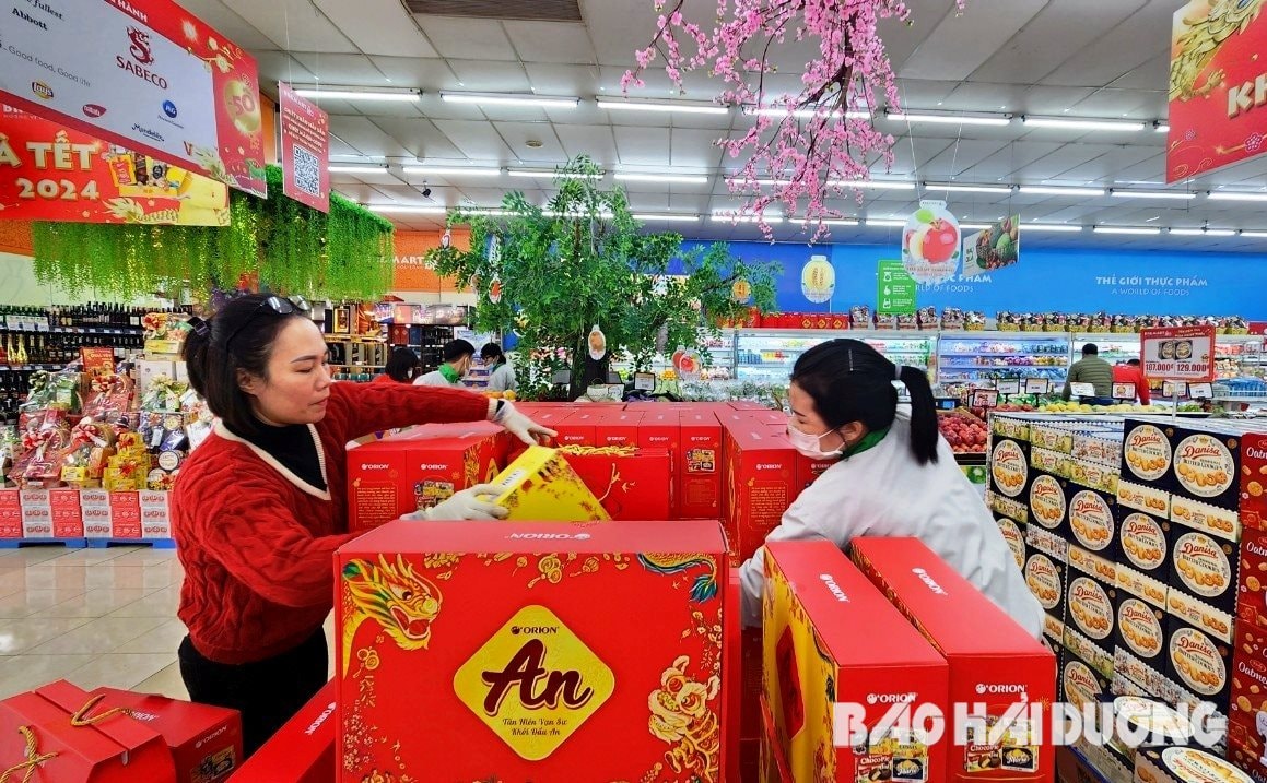 before tet supermarkets and shops are full goods - Hình 3