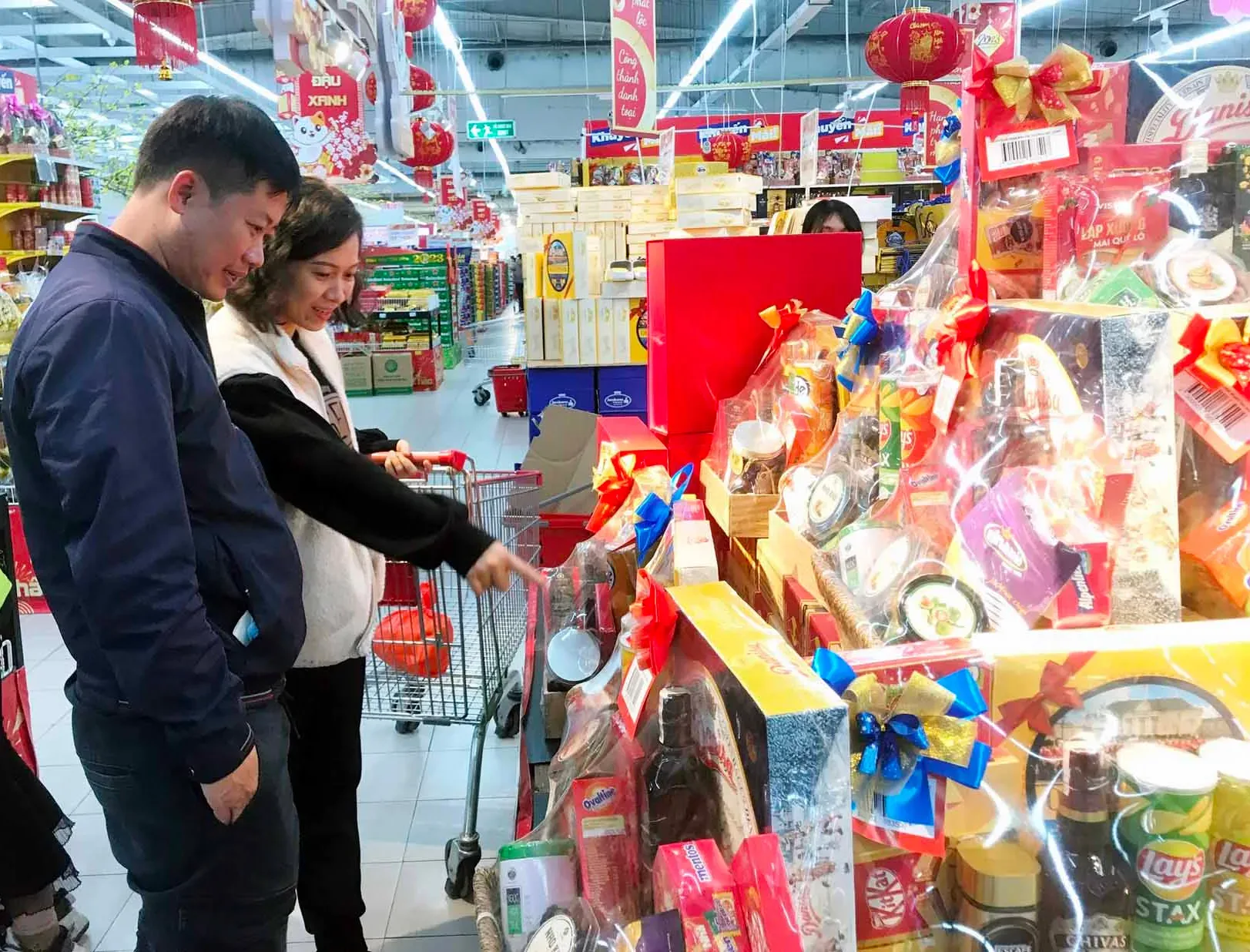 before tet supermarkets and shops are full goods - Hình 4