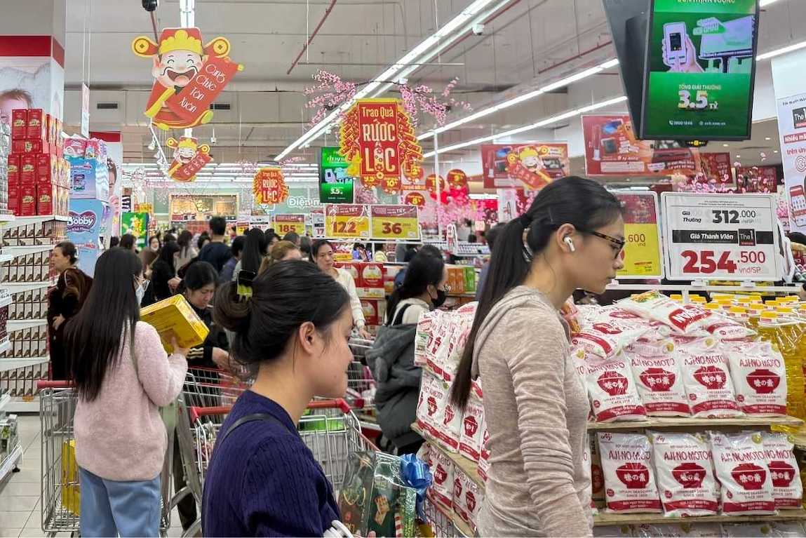 before tet supermarkets and shops are full goods - Hình 5
