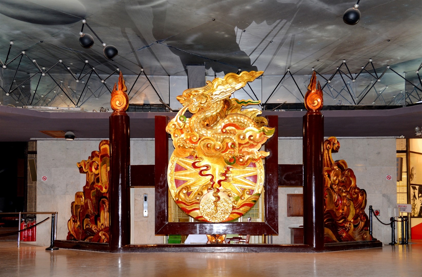 bên trong bảo tàng hồ chí minh - Hình 4