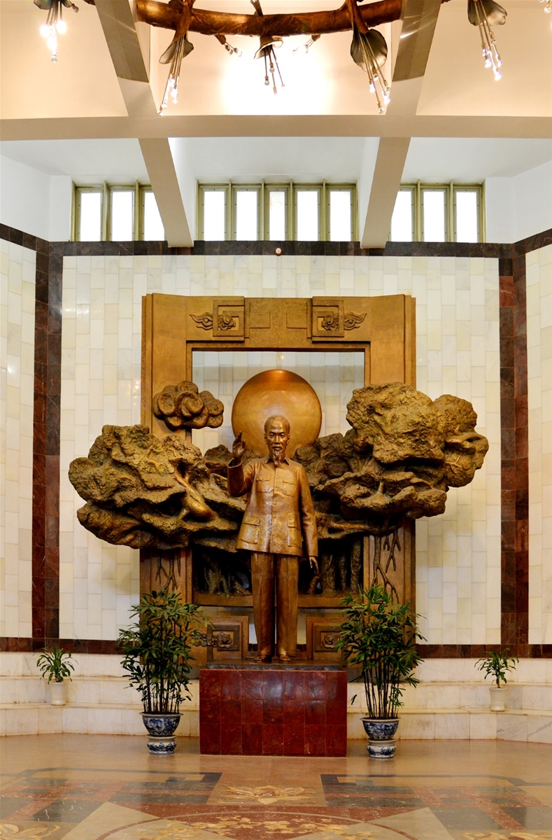 bên trong bảo tàng hồ chí minh