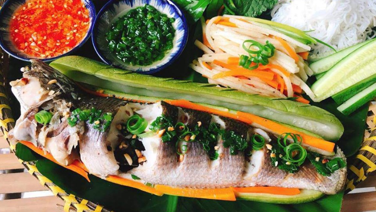 cách làm cá lóc hấp cuốn bánh tráng - Hình 1