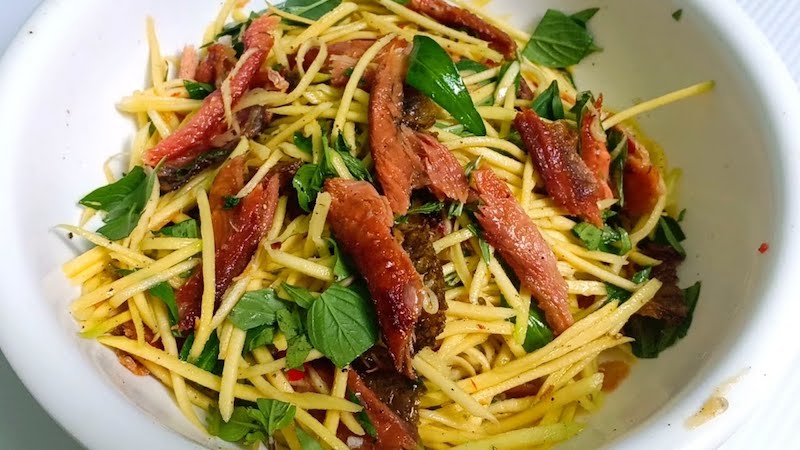cách làm gỏi xoài cá khô - Hình 1