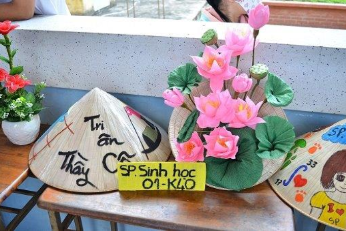 cắm hoa trên nón lá 20 11 - Hình 1
