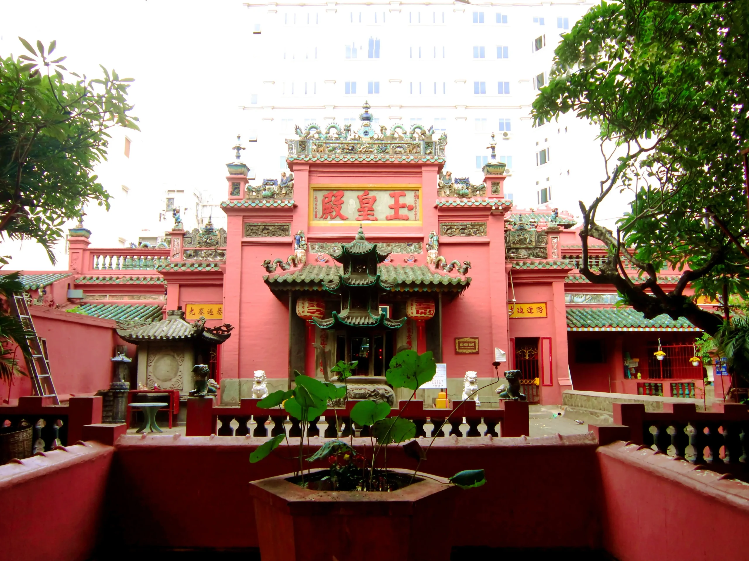 Khung cảnh yên bình của Chùa Ngọc Hoàng vào ban ngày