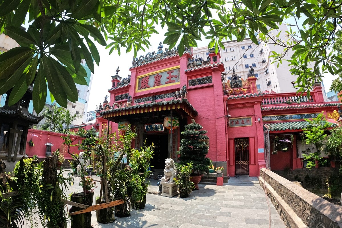 Du khách tham quan Chùa Ngọc Hoàng tại TP.HCM