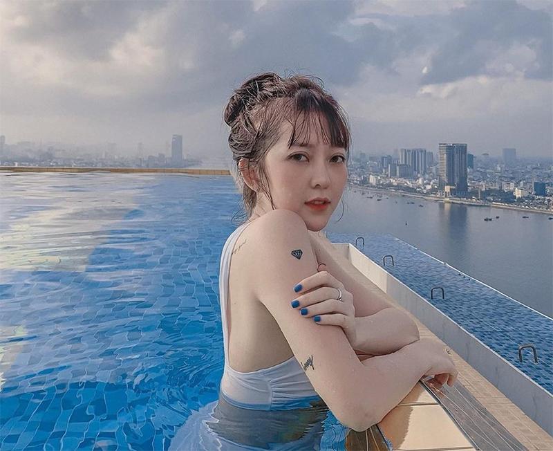 chụp ảnh ở bể bơi vô cực