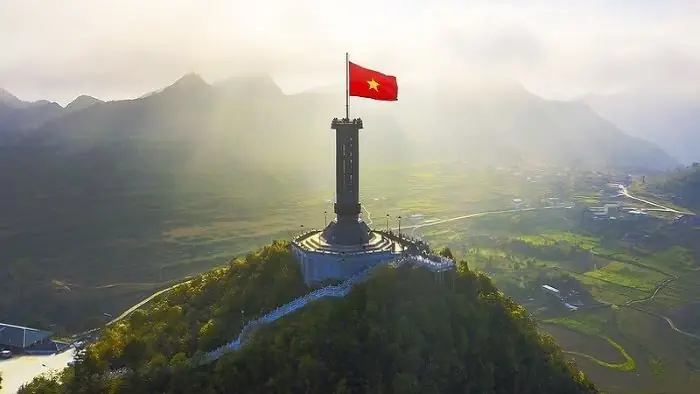 Cột Cờ Lũng Cú Hà Giang: Hành Trình Đến Biểu Tượng Thiêng Liêng Vùng Cao