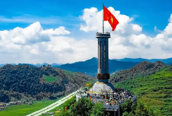 Cột Cờ Lũng Cú Hà Giang: Hành Trình Đến Biểu Tượng Thiêng Liêng Vùng Cao
