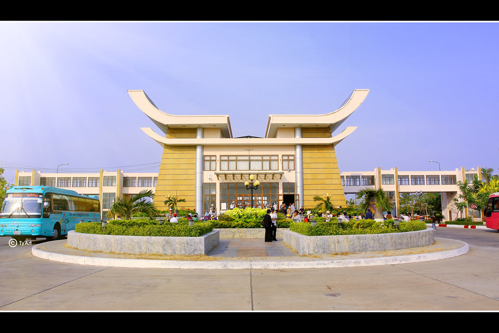 Du khách làm thủ tục tại cửa khẩu Mộc Bài giờ đóng cửa