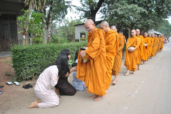 cúng dường trai tăng là gì - Hình 2